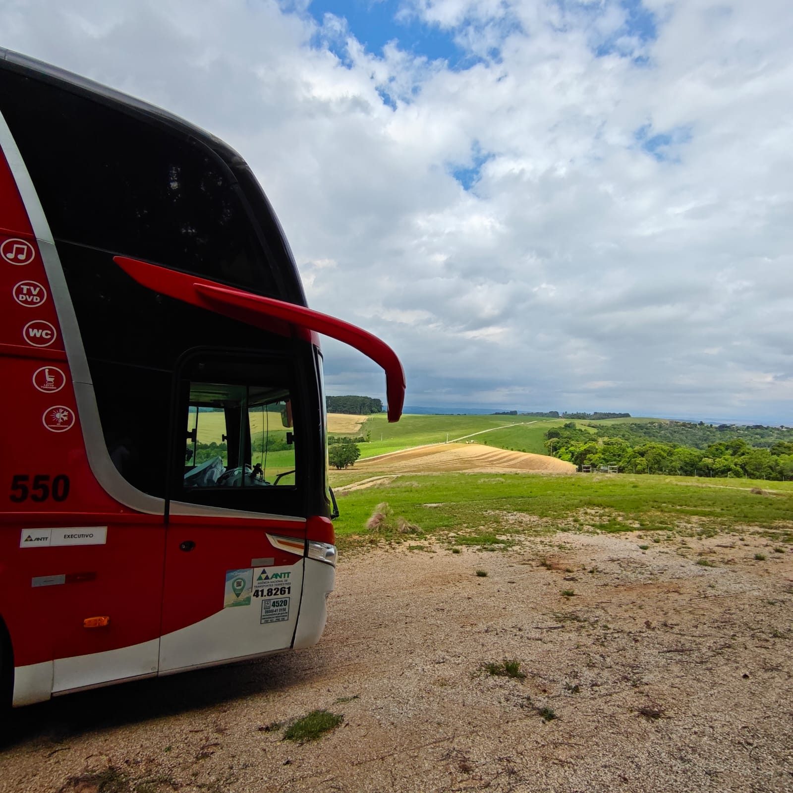 Detalhe do ônibus 550 TRANS EMPRI Vip com ícones de conforto: som, TV/DVD, WC, poltrona leito e ar-condicionado